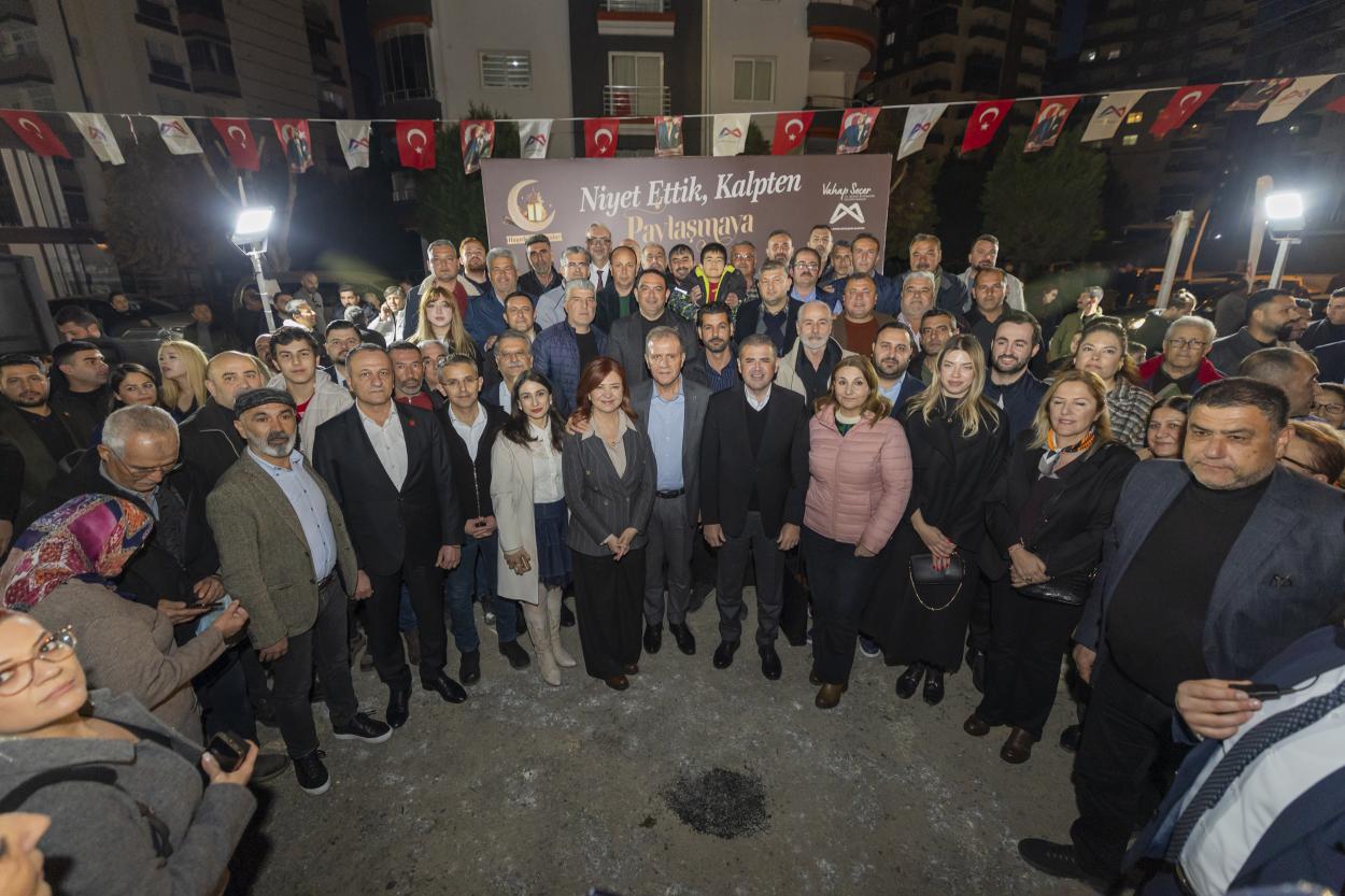 Başkan Seçer ve Meral Seçer, Mezitli İftar Sofrasında Yurttaşlarla Buluştu