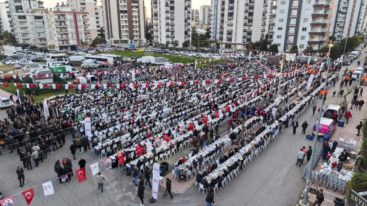 Başkan Seçer ve Meral Seçer, Mezitli İftar Sofrasında Yurttaşlarla Buluştu