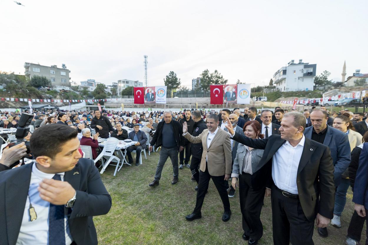 Seçer ve Meral Seçer Mezitli Belediyesi'nin İftar Programına Katıldı