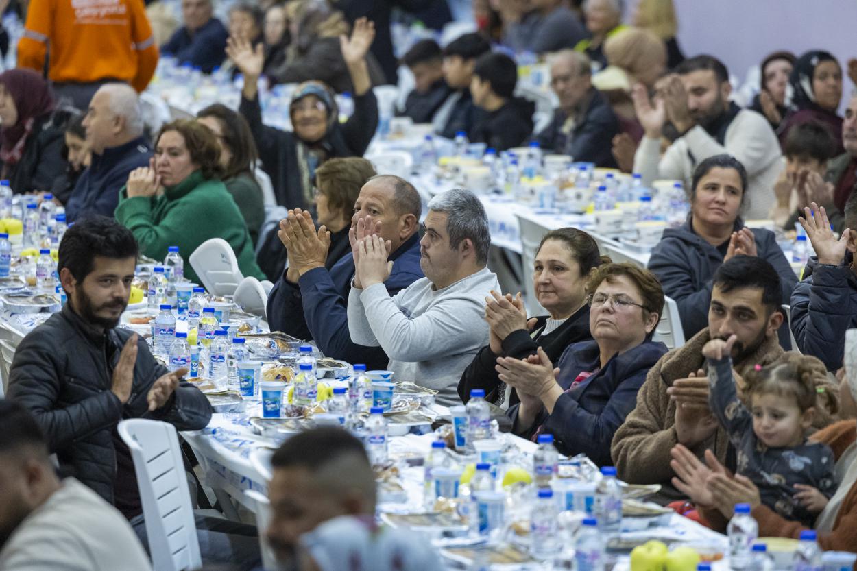 Başkan Seçer ve Meral Seçer, Anamurlu Yurttaşlarla İftar Sofrasında Buluştu