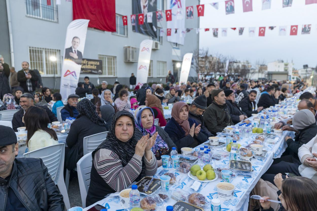 Başkan Seçer ile Meral Seçer İftarlarını Akdenizlilerle Gerçekleştirdi