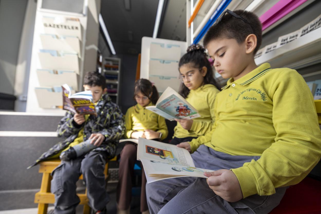 Büyükşehir ile Çocuklar Tiyatro’dan Kütüphane’ye Uzanan Güzel Bir Gün Geçirdi