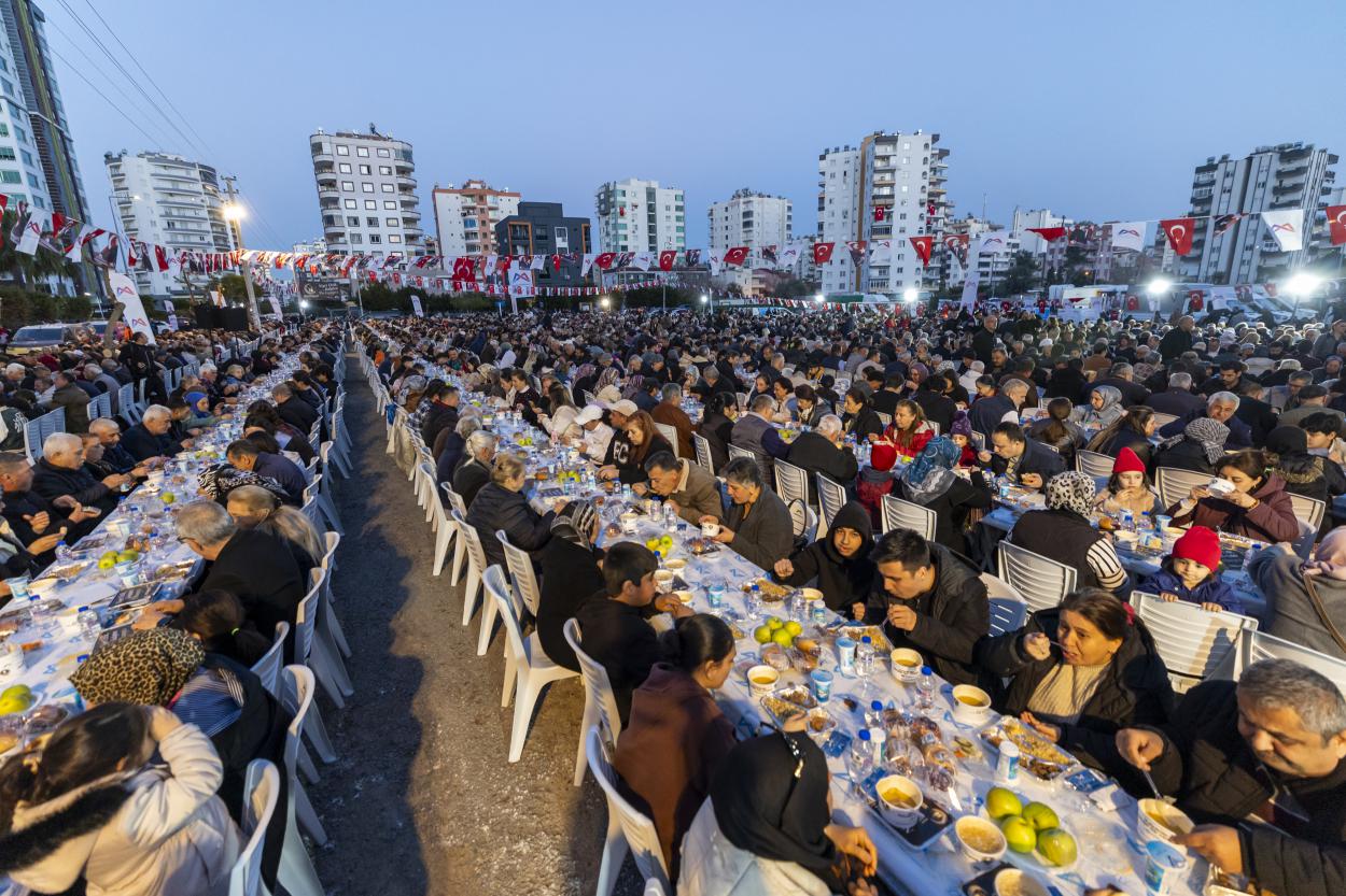 Başkan Seçer ve Meral Seçer, Mezitli İftar Sofrasında Yurttaşlarla Buluştu