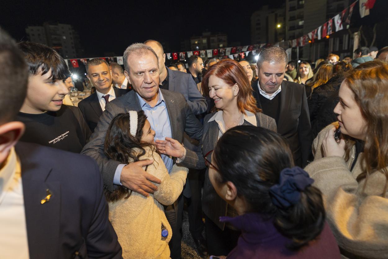 Başkan Seçer ve Meral Seçer, Mezitli İftar Sofrasında Yurttaşlarla Buluştu