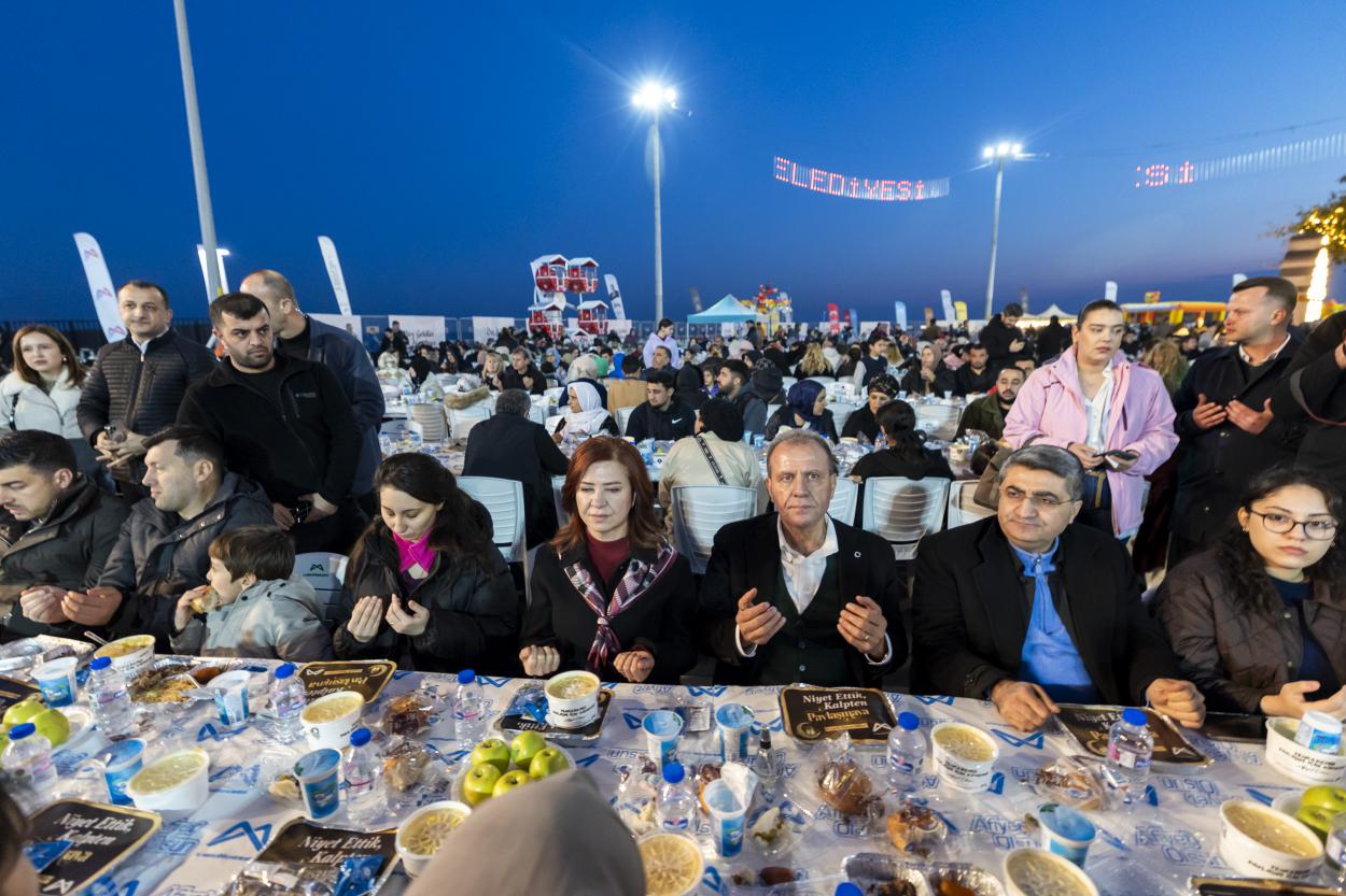Başkan Seçer Ve Meral Seçer, Yenişehir'de İftar Ve Ramazan Şenlikleri'ne Katıldı