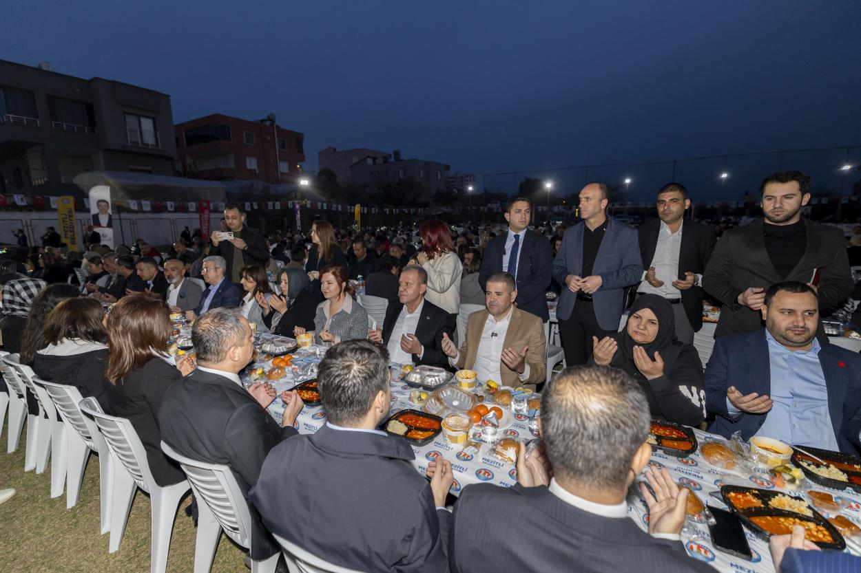 Seçer ve Meral Seçer Mezitli Belediyesi'nin İftar Programına Katıldı