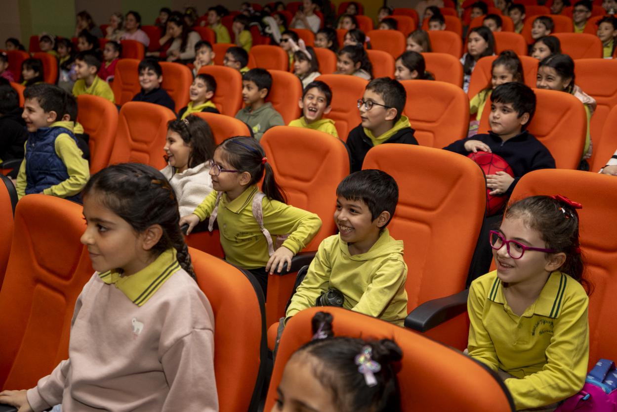 Büyükşehir ile Çocuklar Tiyatro’dan Kütüphane’ye Uzanan Güzel Bir Gün Geçirdi