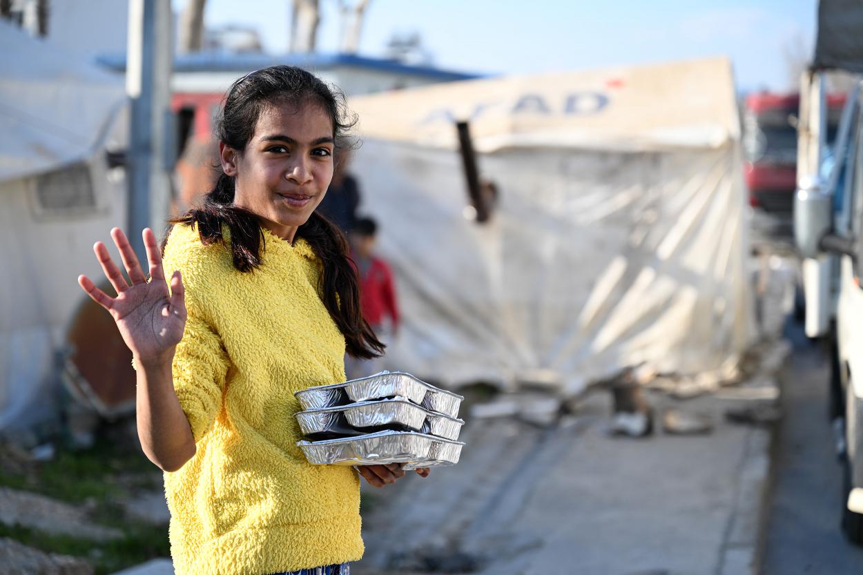 Mersin Büyükşehir Ramazan Ruhunu Sıcak Yemeklerle Yurttaşlara Taşıyor