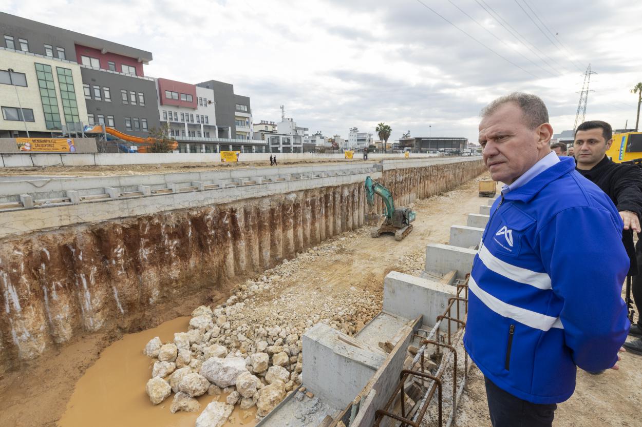 Başkan Seçer, Hal Katlı Kavşağı İnşaatında İncelemelerde Bulundu