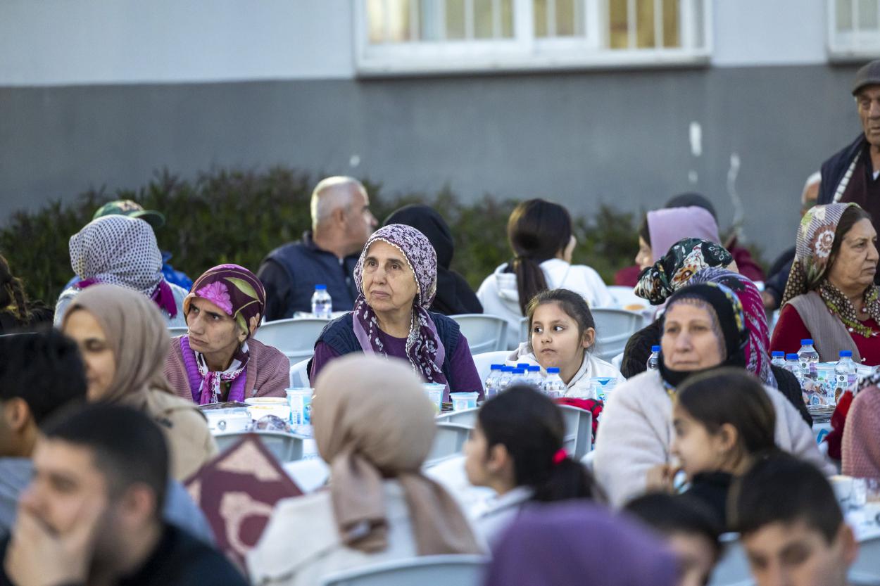 Başkan Seçer ile Meral Seçer İftarlarını Akdenizlilerle Gerçekleştirdi