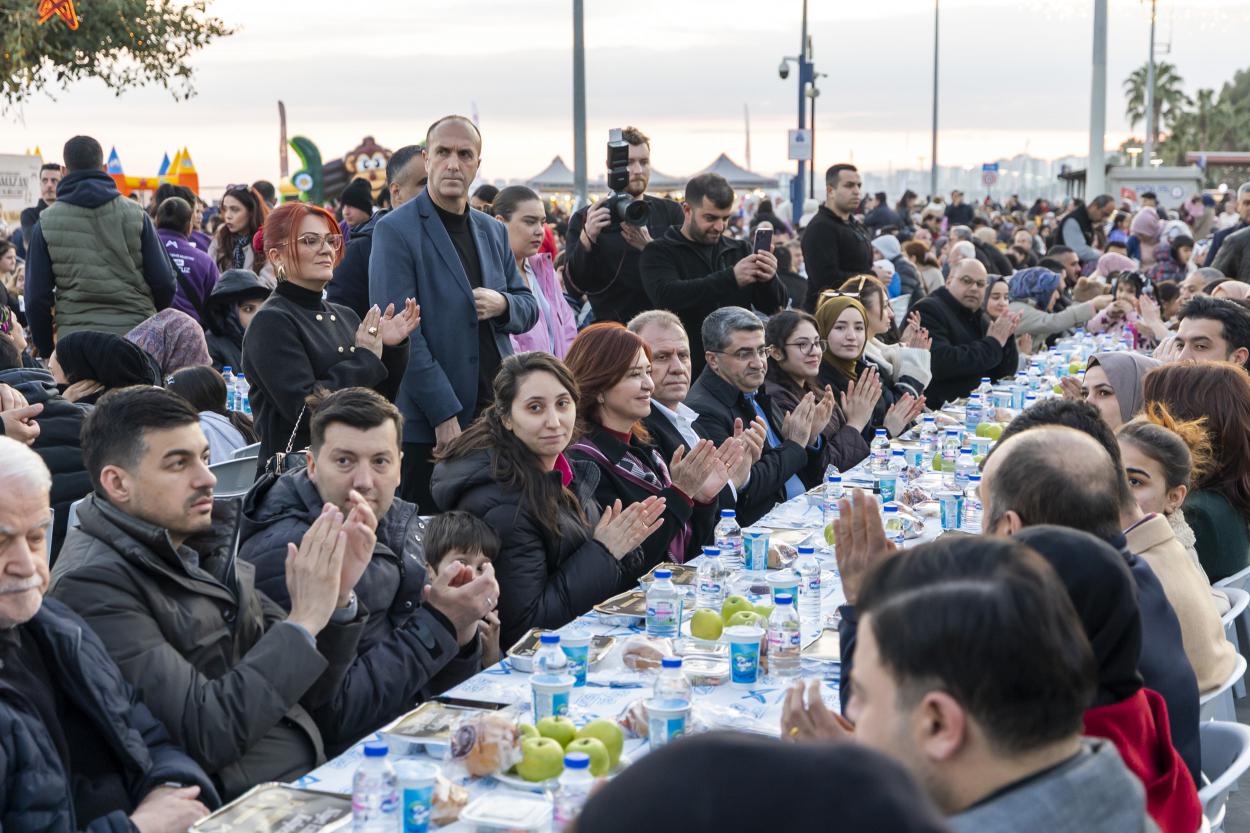Başkan Seçer Ve Meral Seçer, Yenişehir'de İftar Ve Ramazan Şenlikleri'ne Katıldı