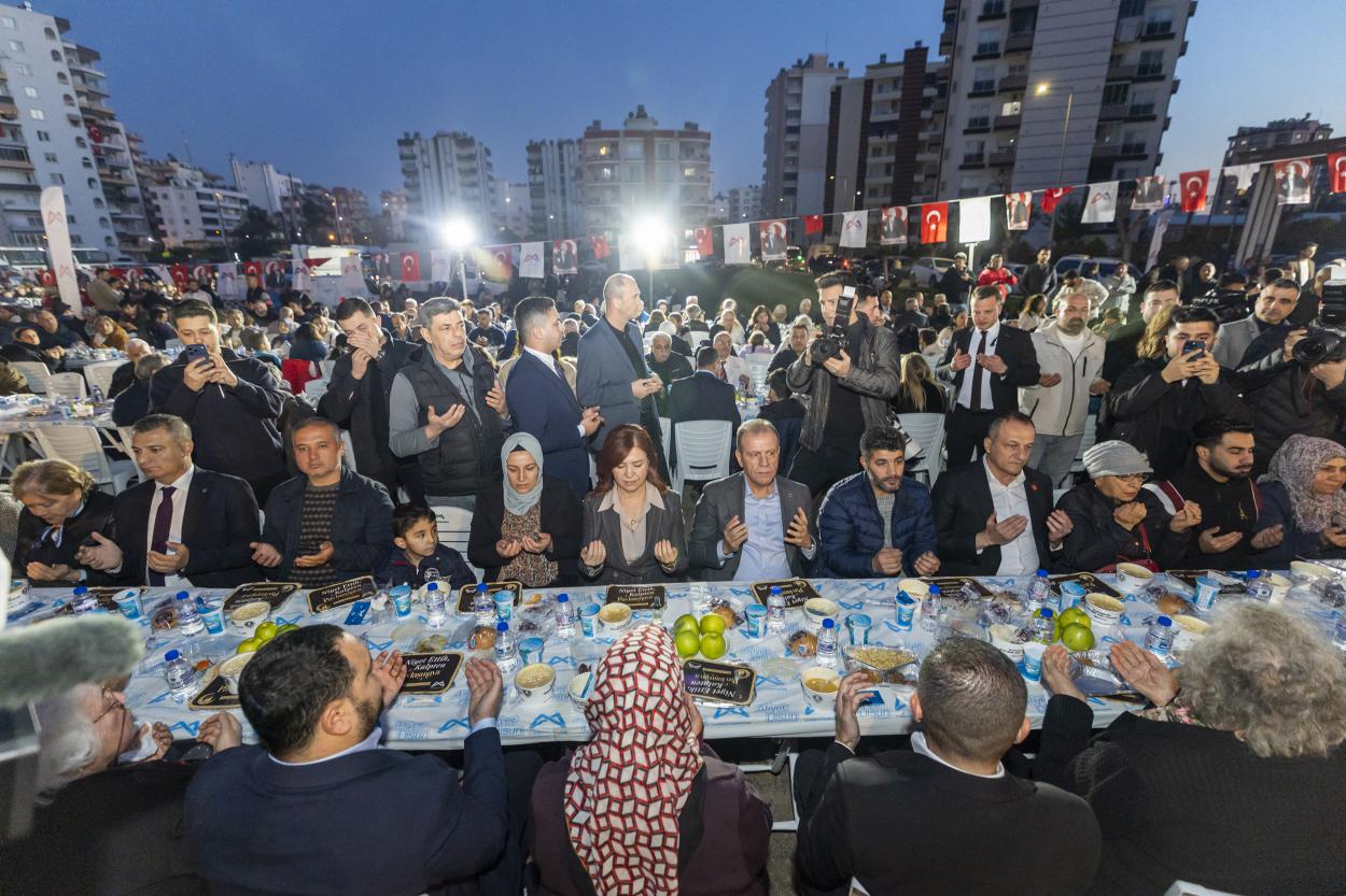 Başkan Seçer ve Meral Seçer, Mezitli İftar Sofrasında Yurttaşlarla Buluştu