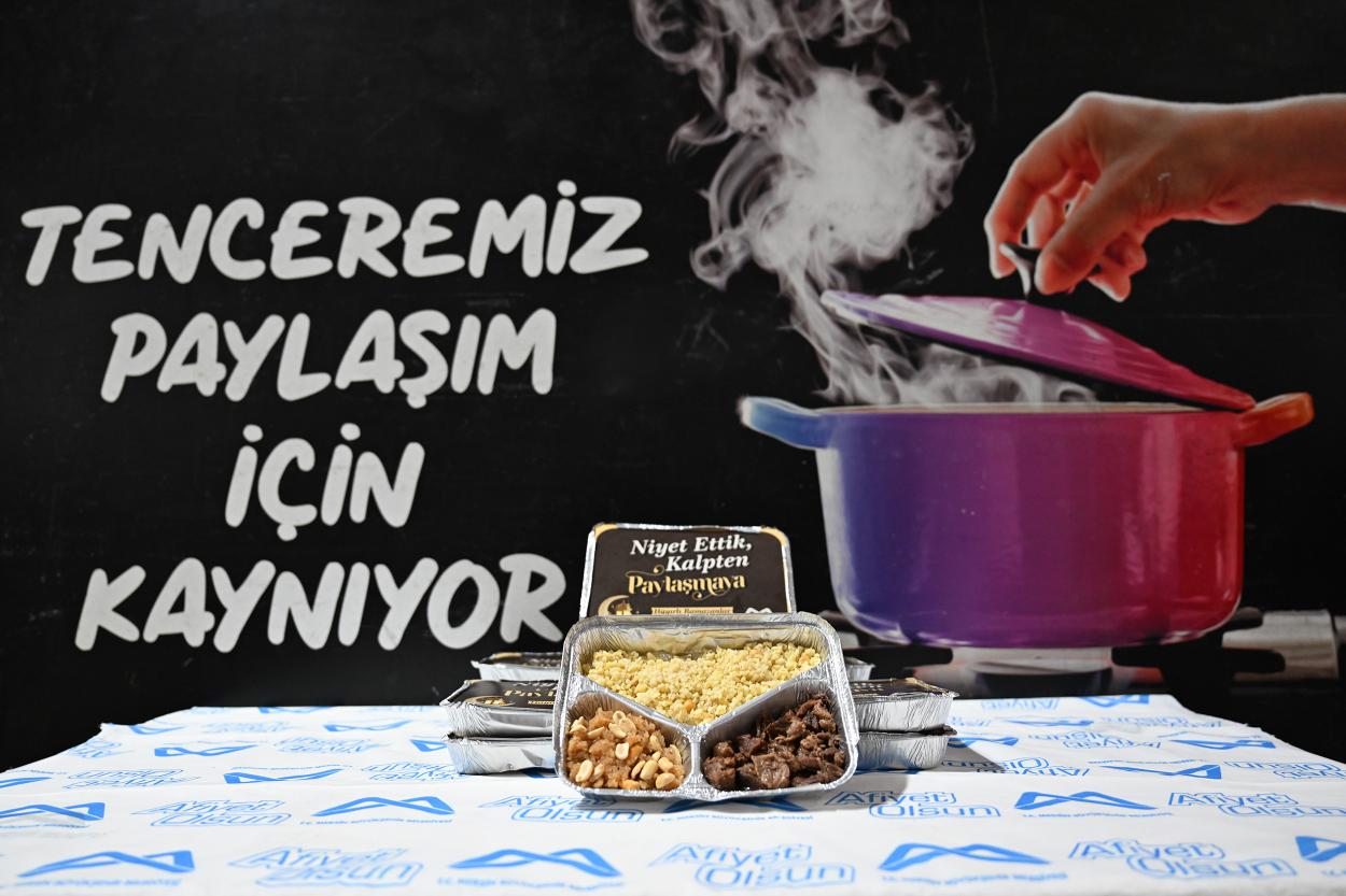 Mersin Büyükşehir Ramazan Ruhunu Sıcak Yemeklerle Yurttaşlara Taşıyor