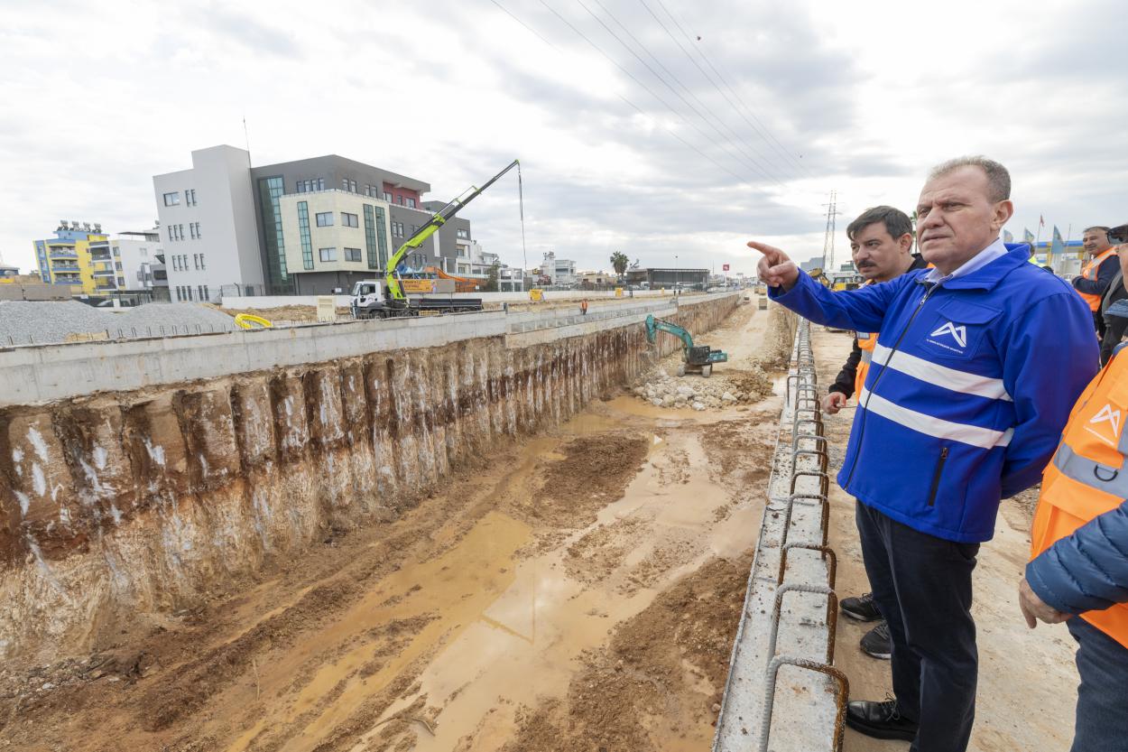 Başkan Seçer, Hal Katlı Kavşağı İnşaatında İncelemelerde Bulundu