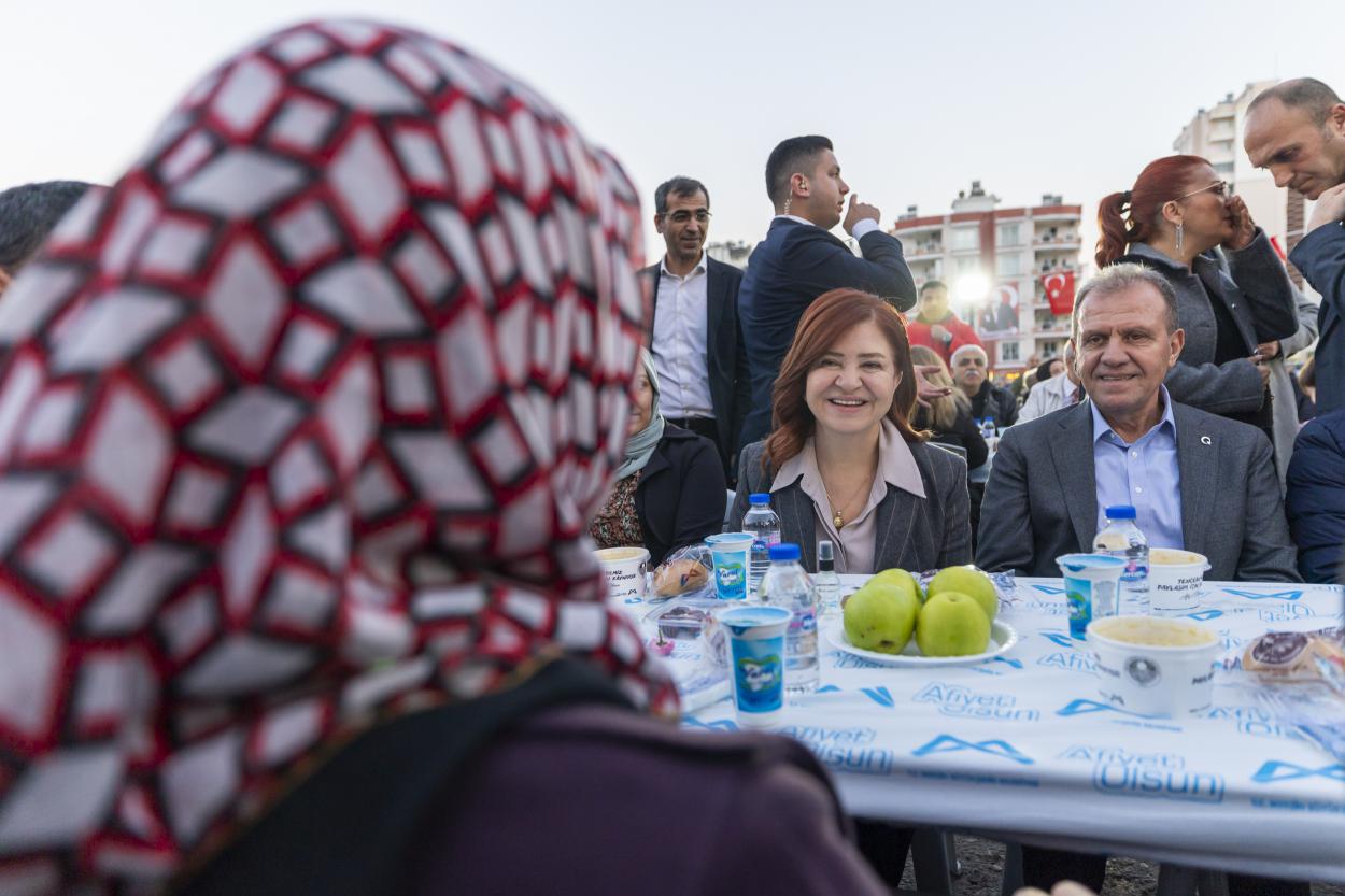 Başkan Seçer ve Meral Seçer, Mezitli İftar Sofrasında Yurttaşlarla Buluştu