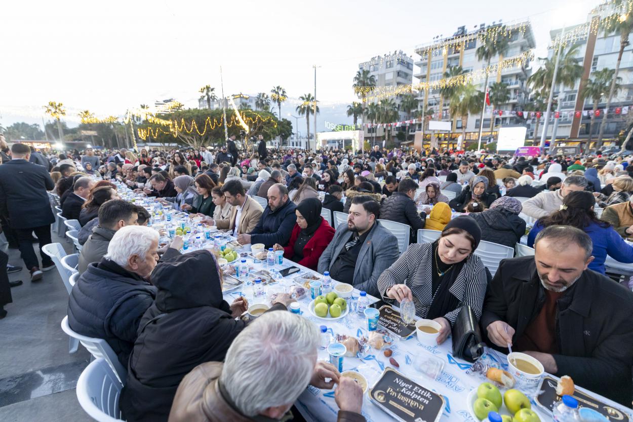 Başkan Seçer Ve Meral Seçer, Yenişehir'de İftar Ve Ramazan Şenlikleri'ne Katıldı