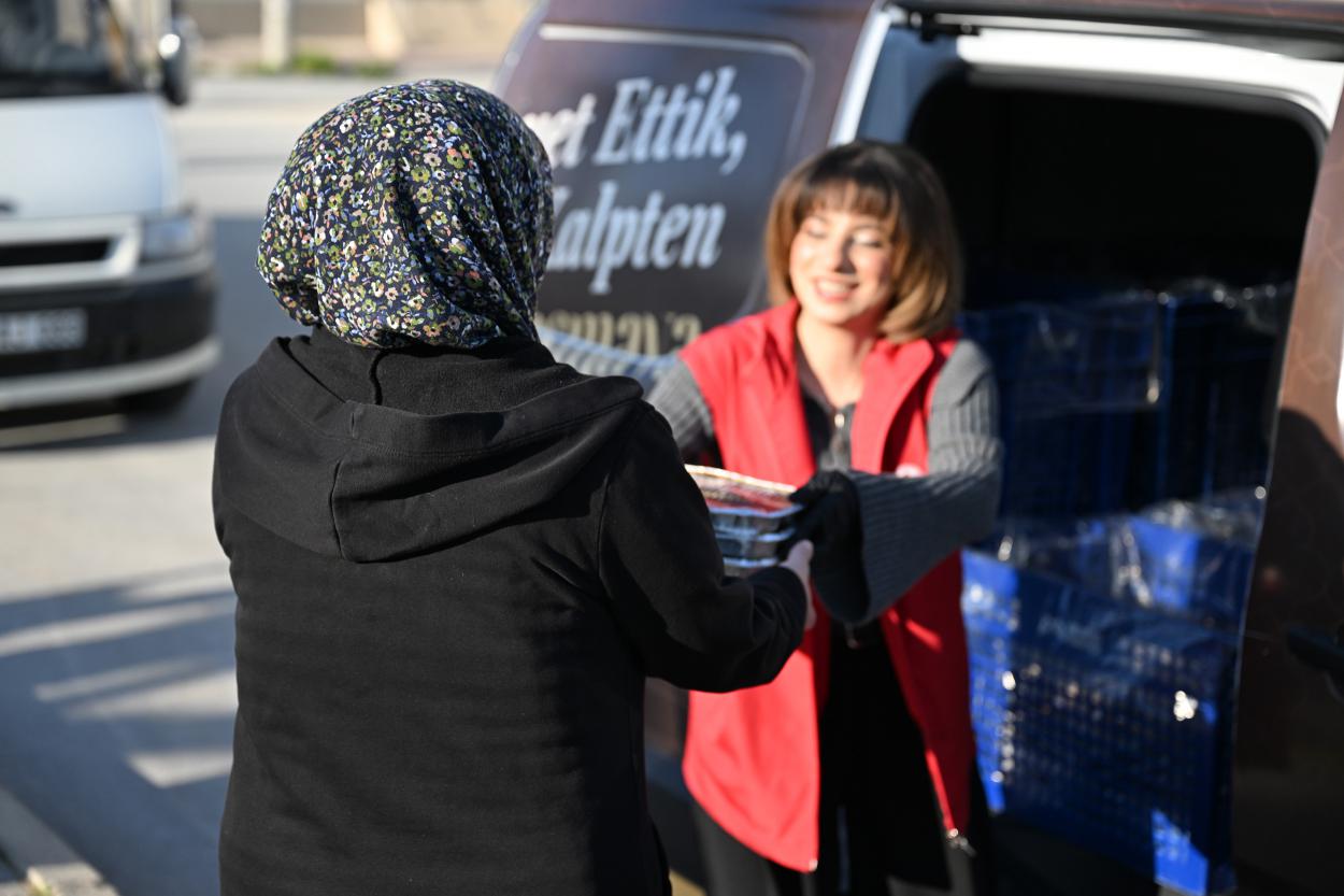 Mersin Büyükşehir Ramazan Ruhunu Sıcak Yemeklerle Yurttaşlara Taşıyor