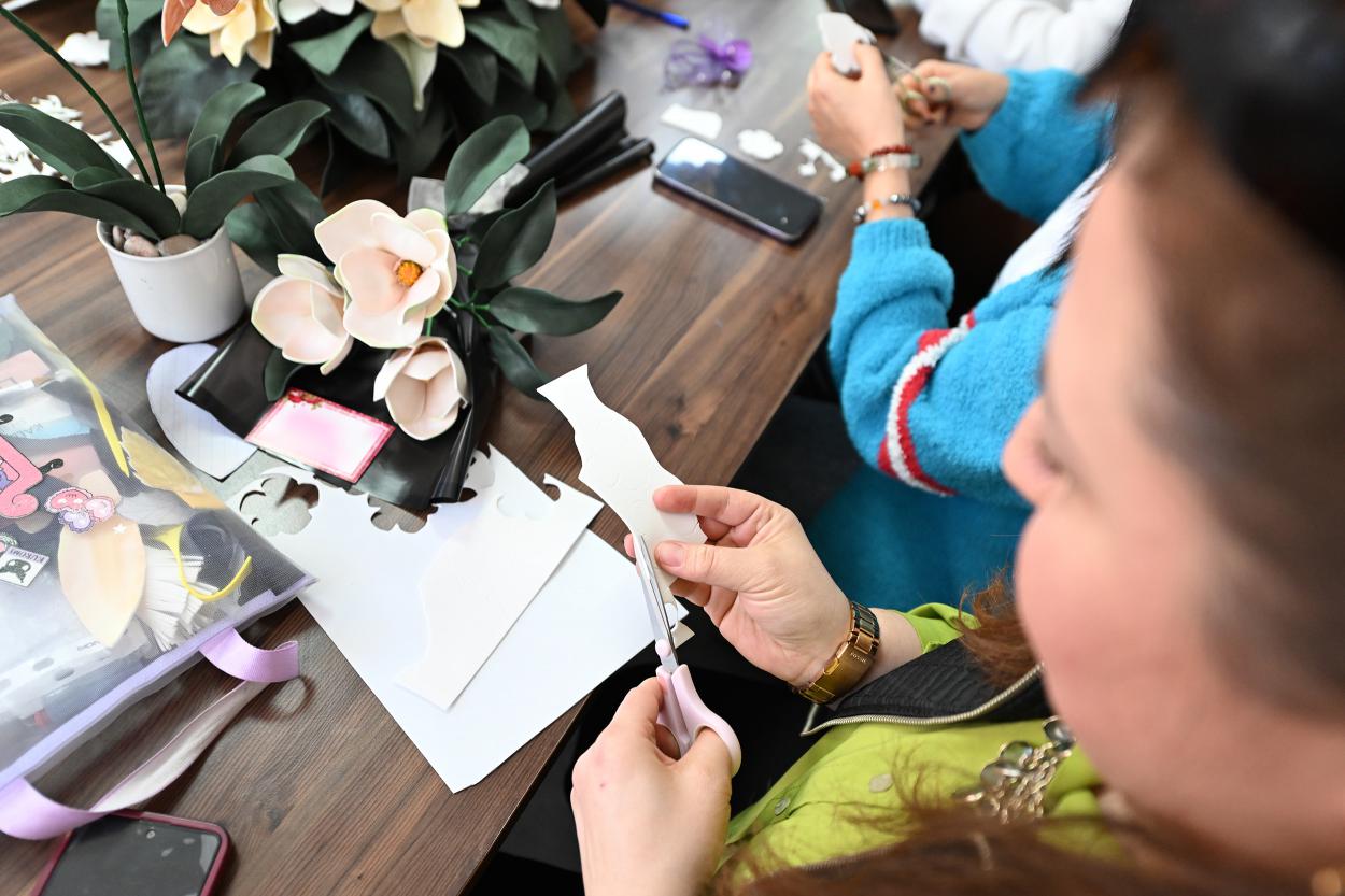 Mersin Büyükşehir’in Mercek Kurslarında Kadınlar Ürettikçe Kazanıyor