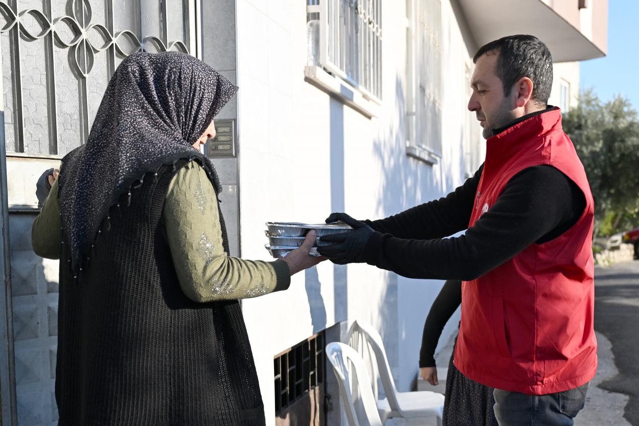 Mersin Büyükşehir Ramazan Ruhunu Sıcak Yemeklerle Yurttaşlara Taşıyor