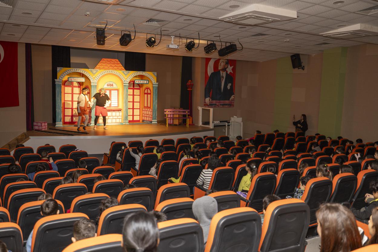 Büyükşehir ile Çocuklar Tiyatro’dan Kütüphane’ye Uzanan Güzel Bir Gün Geçirdi