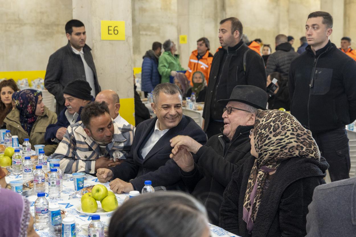 Başkan Seçer ve Meral Seçer Çamlıyayla’da İftar Sofrasında Yurttaşlarla Buluştu