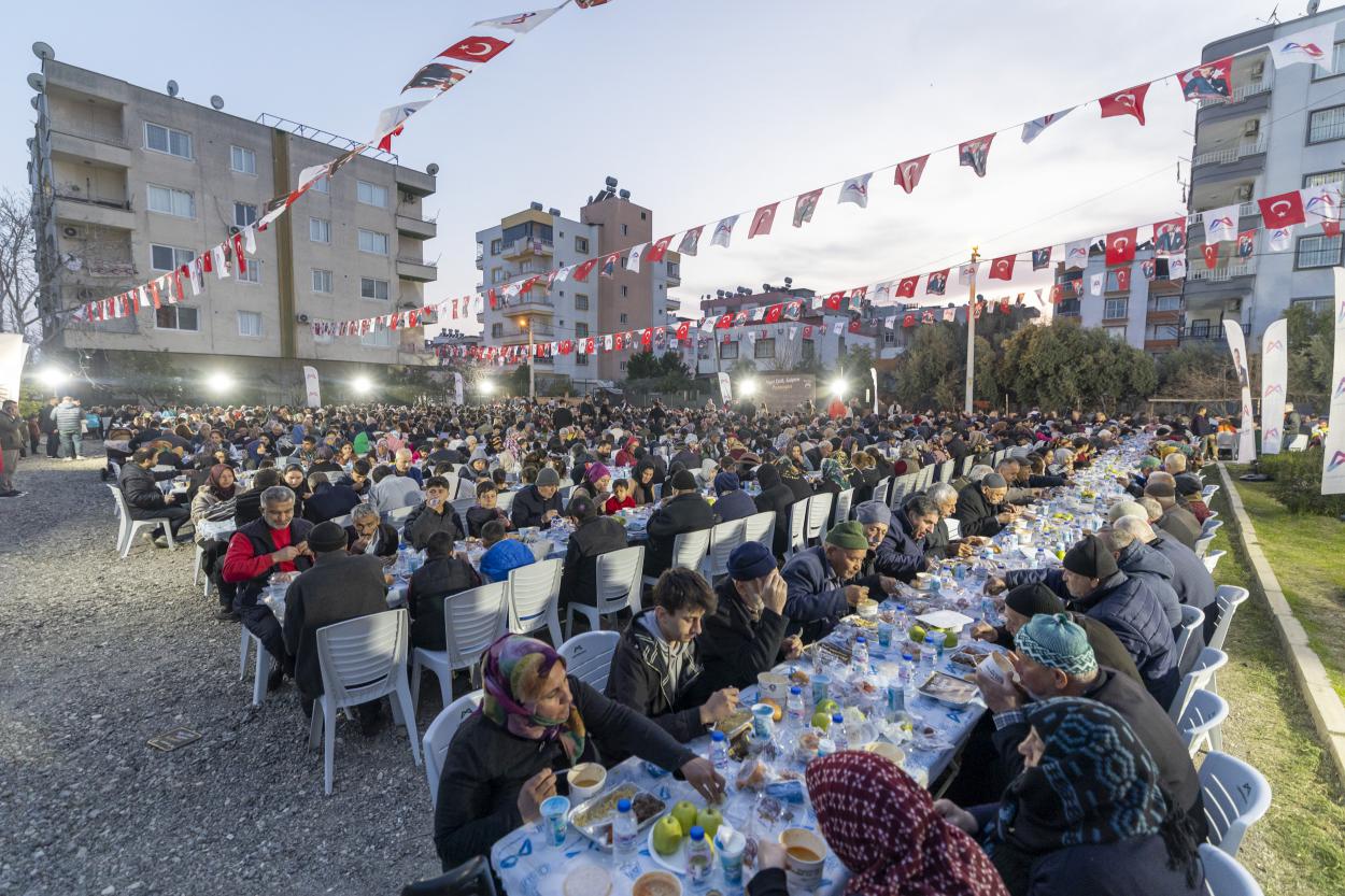 Başkan Seçer ile Meral Seçer İftarlarını Akdenizlilerle Gerçekleştirdi