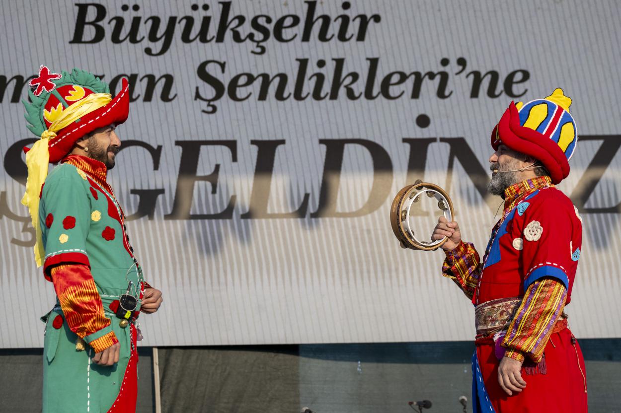 Başkan Seçer Ve Meral Seçer, Yenişehir'de İftar Ve Ramazan Şenlikleri'ne Katıldı