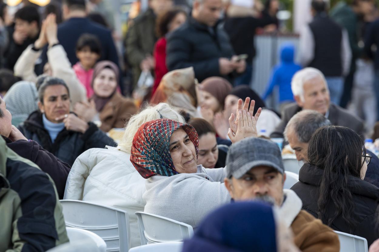 Başkan Seçer Ve Meral Seçer, Yenişehir'de İftar Ve Ramazan Şenlikleri'ne Katıldı