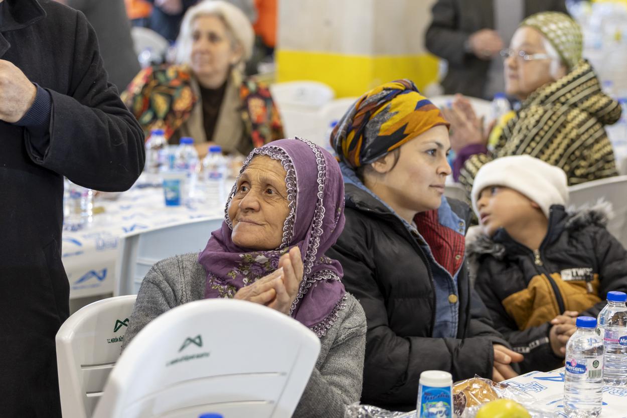 Başkan Seçer ve Meral Seçer Çamlıyayla’da İftar Sofrasında Yurttaşlarla Buluştu