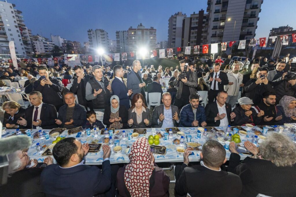 Başkan Seçer ve Meral Seçer, Mezitli İftar Sofrasında Yurttaşlarla Buluştu