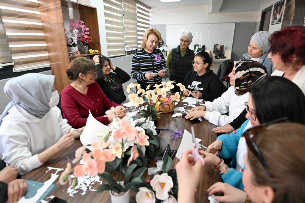 Mersin Büyükşehir’in Mercek Kurslarında Kadınlar Ürettikçe Kazanıyor