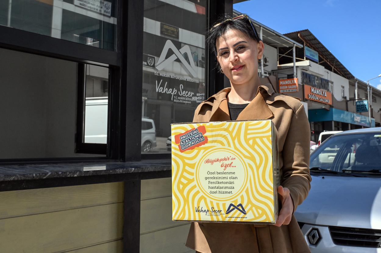 Mersin Büyükşehir’in Fenilketonüri Hastalarına Gıda Kolisi Desteği Sürüyor
