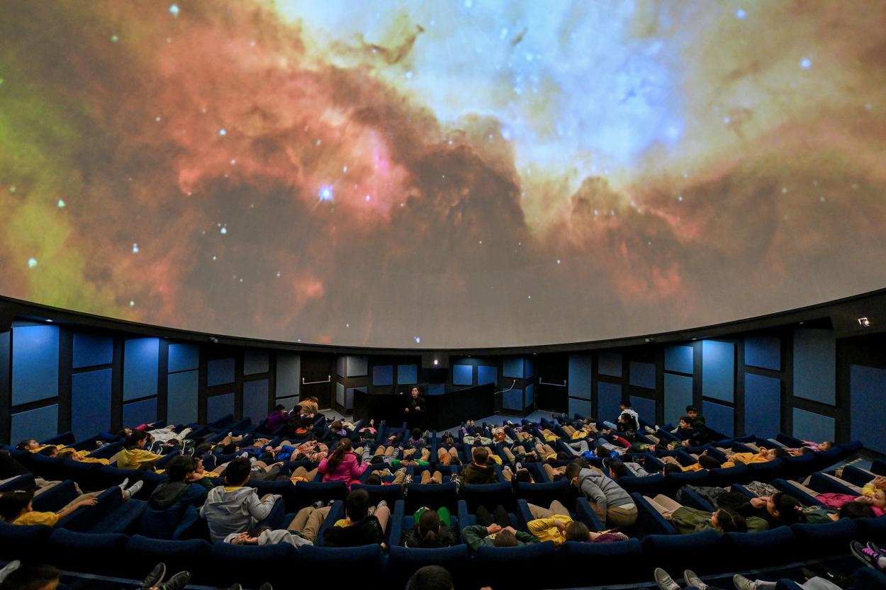 Mercan Bilim Merkezi’nde Yer Alan Planetaryum İle Çocuklar Evreni Keşfediyor