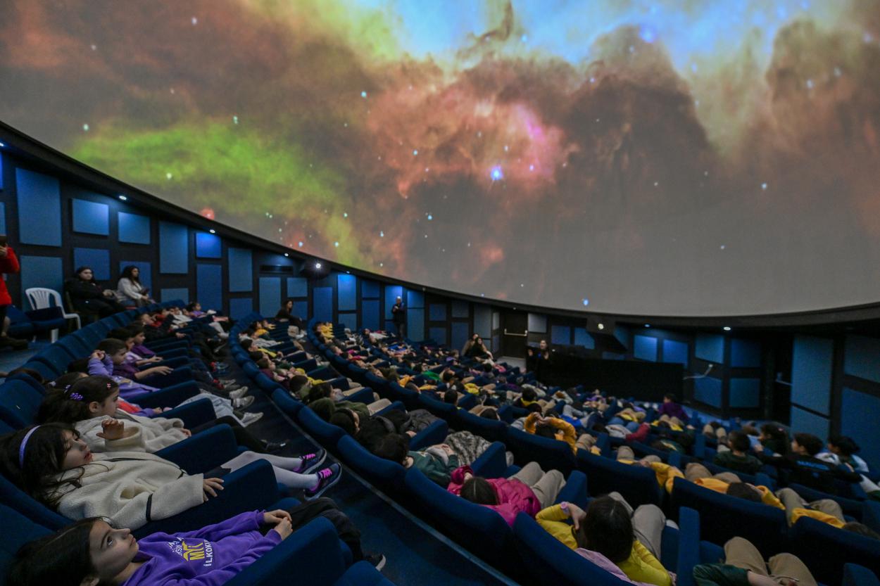 Mercan Bilim Merkezi’nde Yer Alan Planetaryum İle Çocuklar Evreni Keşfediyor