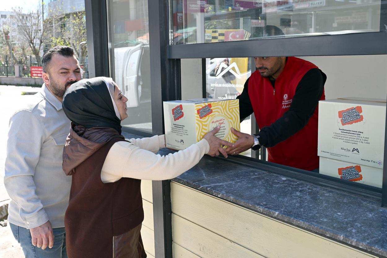 Mersin Büyükşehir’in Fenilketonüri Hastalarına Gıda Kolisi Desteği Sürüyor