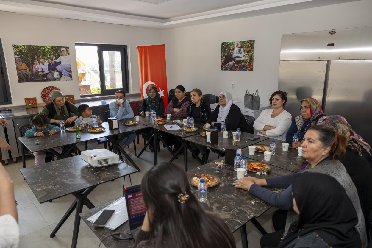 Mersin Büyükşehir’den Hamzabeyli Köyümüz Atölye’de Üretici Kadınlara “Gıda Okuryazarlığı Eğitimi”