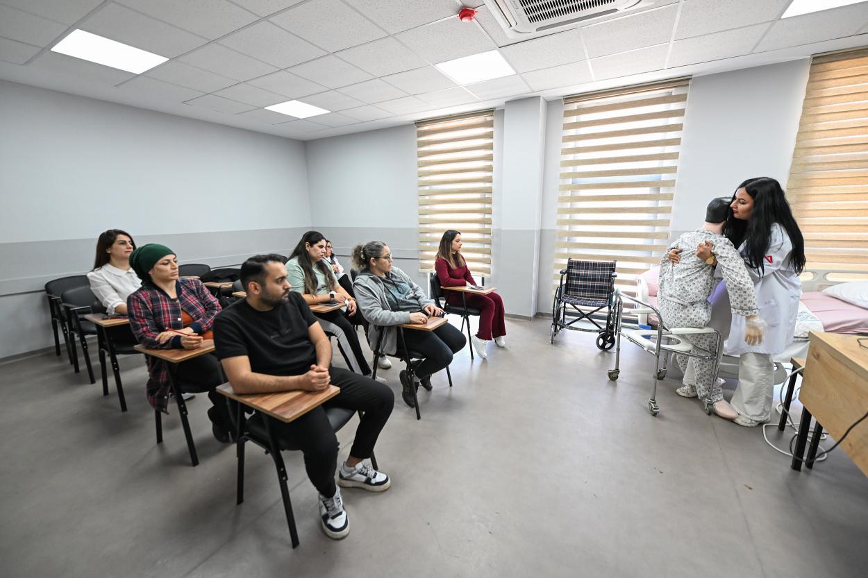 Mersin Büyükşehir Belediyesi’nin Ücretsiz Kursları İstihdamın Yolunu Açıyor