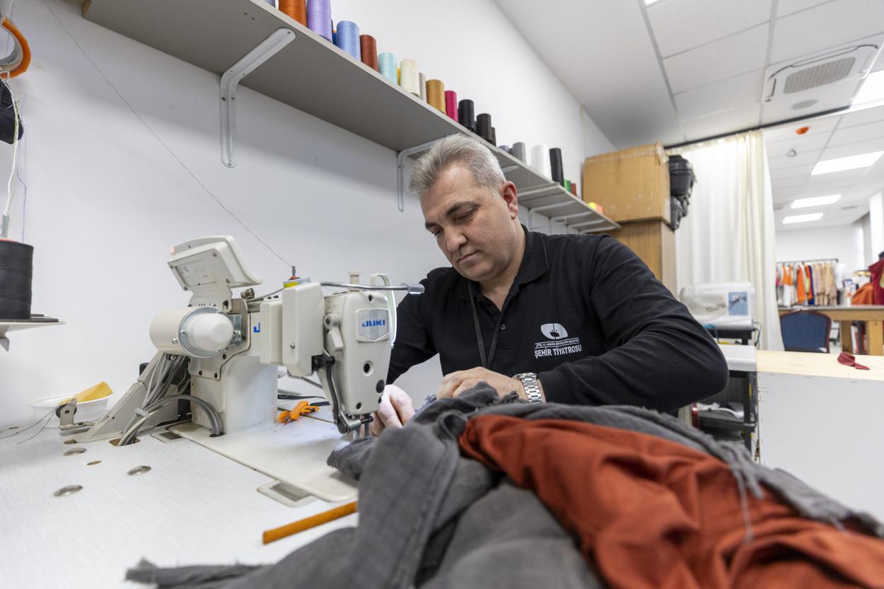 Mersin Şehir Tiyatrosu’nda Kostümler Usta Ellerde Hayat Buluyor