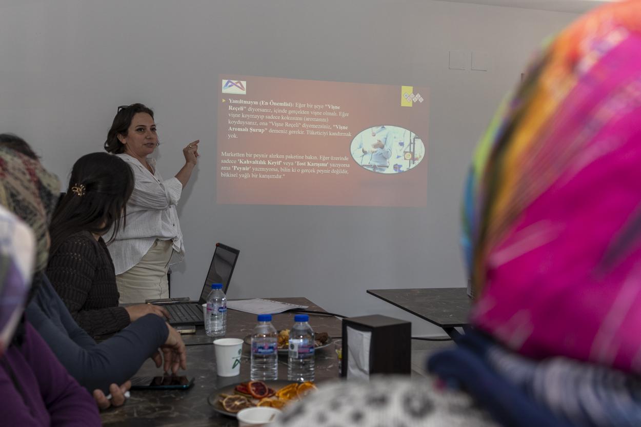 Mersin Büyükşehir’den Hamzabeyli Köyümüz Atölye’de Üretici Kadınlara “Gıda Okuryazarlığı Eğitimi”