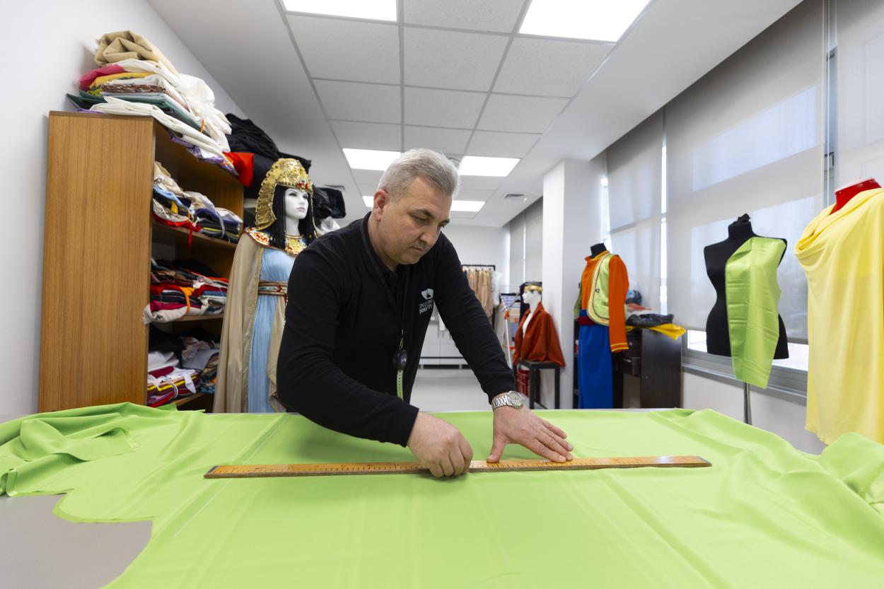 Mersin Şehir Tiyatrosu’nda Kostümler Usta Ellerde Hayat Buluyor