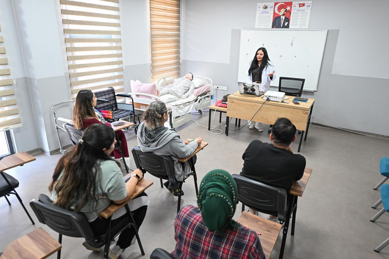 Mersin Büyükşehir Belediyesi’nin Ücretsiz Kursları İstihdamın Yolunu Açıyor