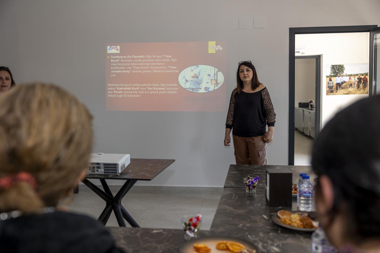 Mersin Büyükşehir’den Hamzabeyli Köyümüz Atölye’de Üretici Kadınlara “Gıda Okuryazarlığı Eğitimi”