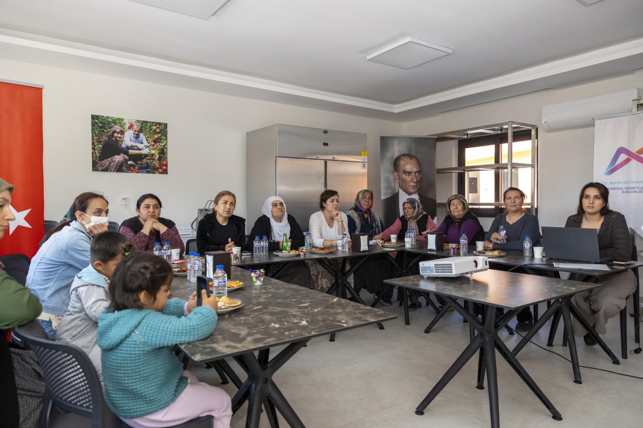 Mersin Büyükşehir’den Hamzabeyli Köyümüz Atölye’de Üretici Kadınlara “Gıda Okuryazarlığı Eğitimi”