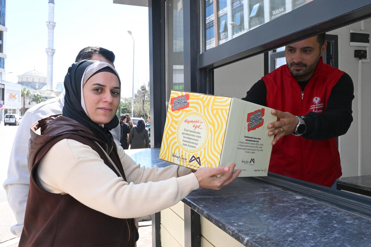 Mersin Büyükşehir’in Fenilketonüri Hastalarına Gıda Kolisi Desteği Sürüyor