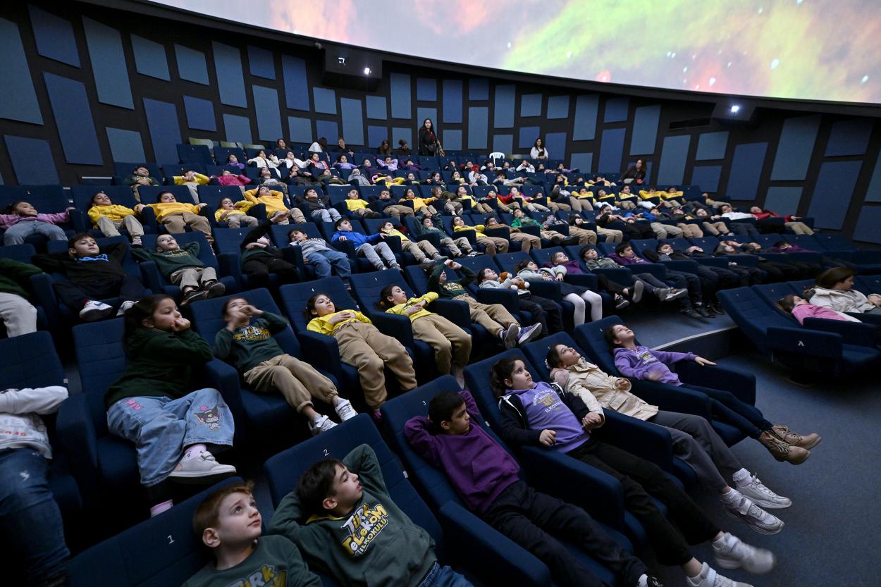 Mercan Bilim Merkezi’nde Yer Alan Planetaryum İle Çocuklar Evreni Keşfediyor