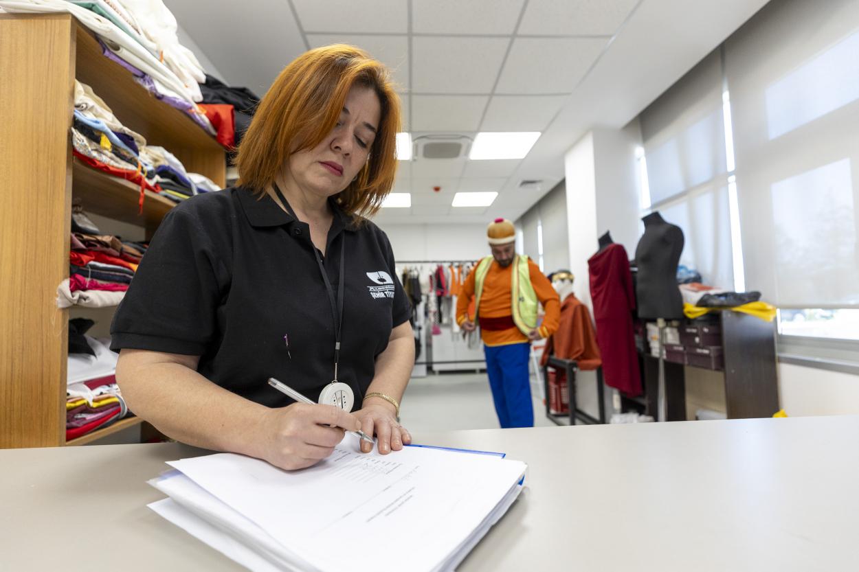 Mersin Şehir Tiyatrosu’nda Kostümler Usta Ellerde Hayat Buluyor