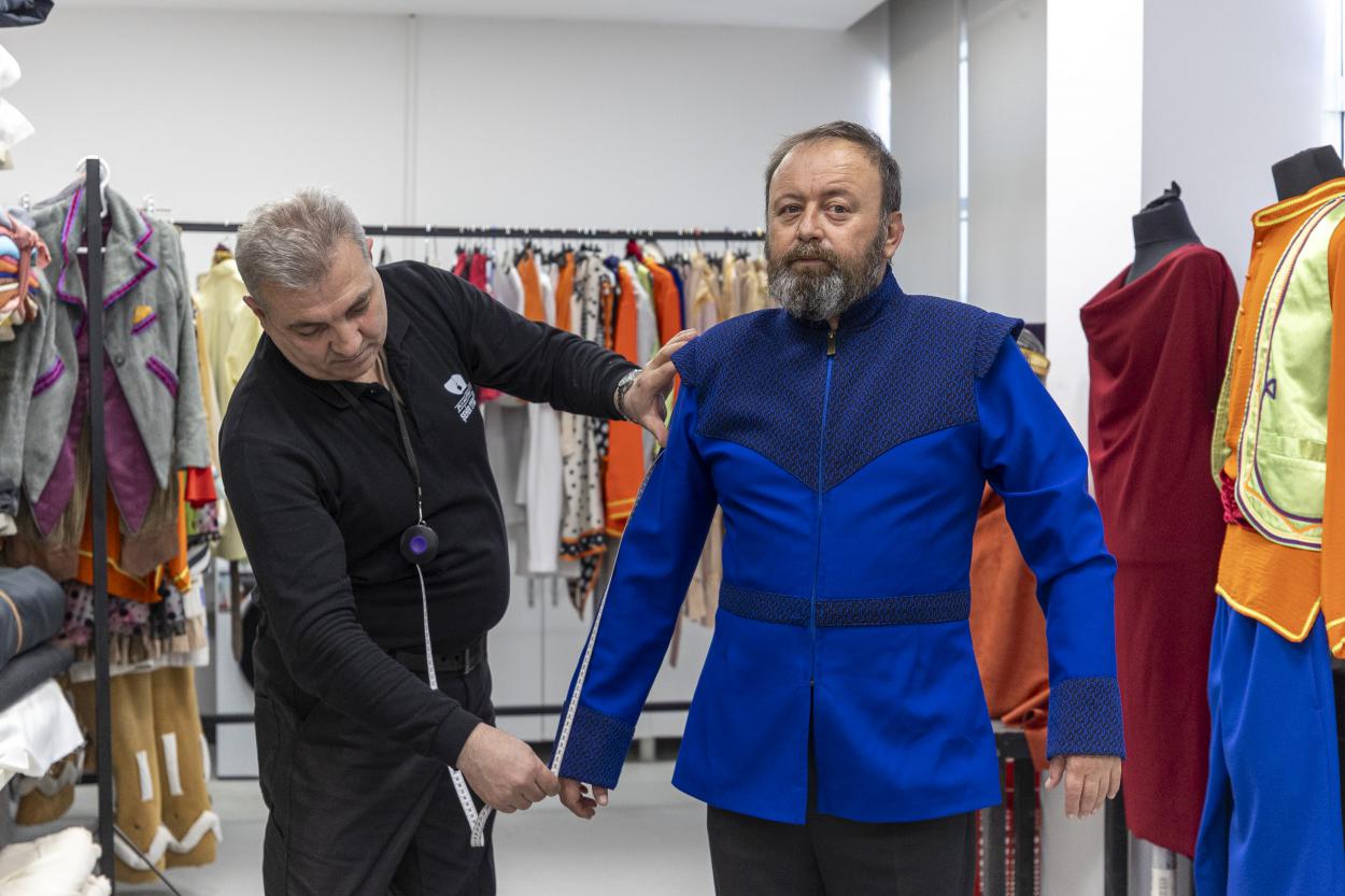 Mersin Şehir Tiyatrosu’nda Kostümler Usta Ellerde Hayat Buluyor