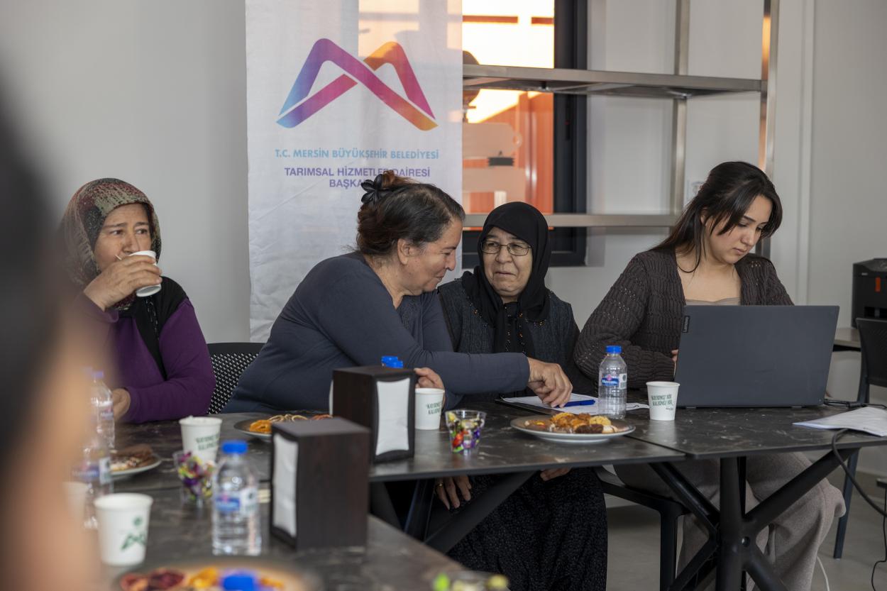 Mersin Büyükşehir’den Hamzabeyli Köyümüz Atölye’de Üretici Kadınlara “Gıda Okuryazarlığı Eğitimi”