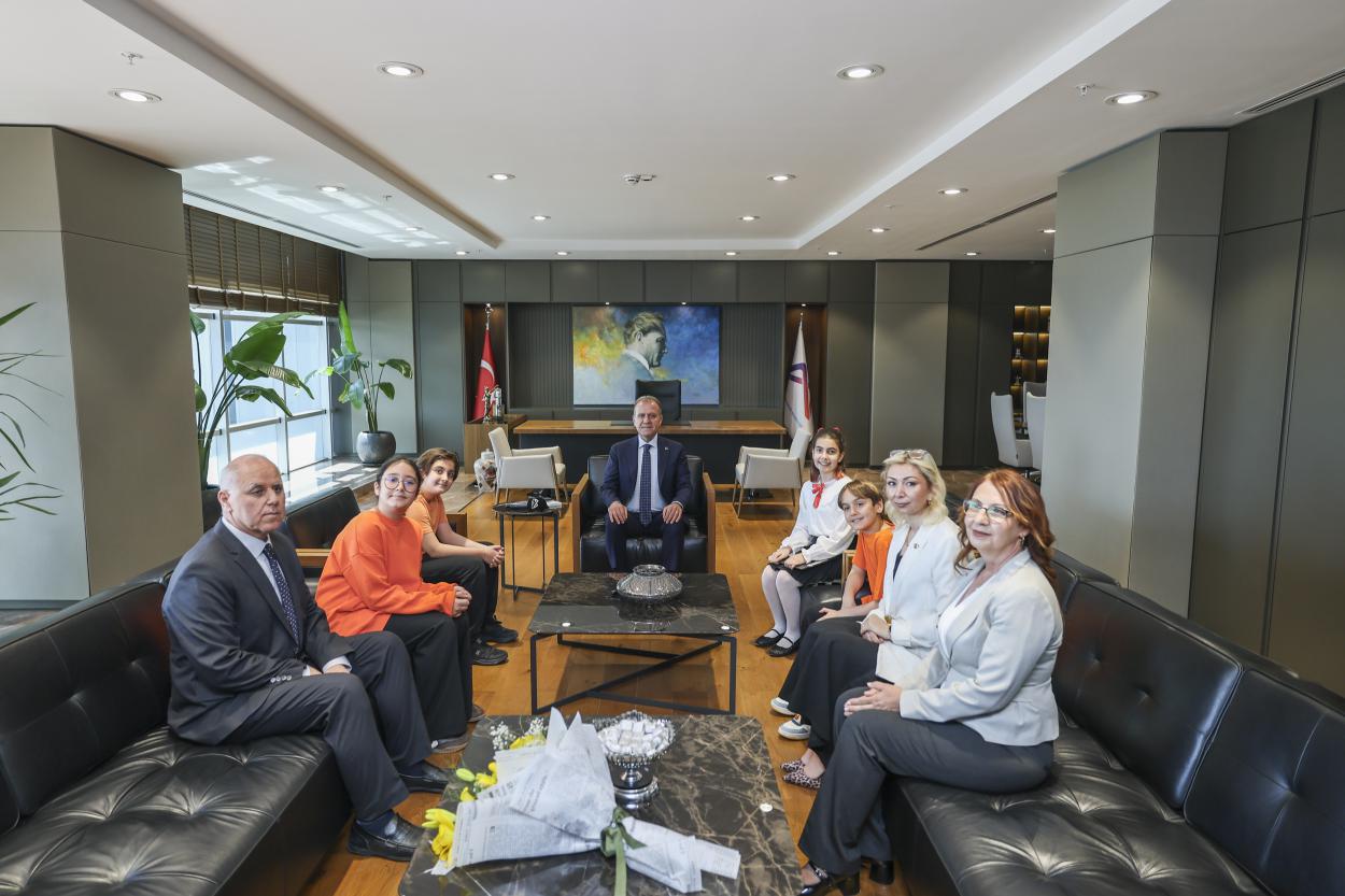 Öğrenciler, 23 Nisan Sevincini Başkan Seçer İle Paylaştı