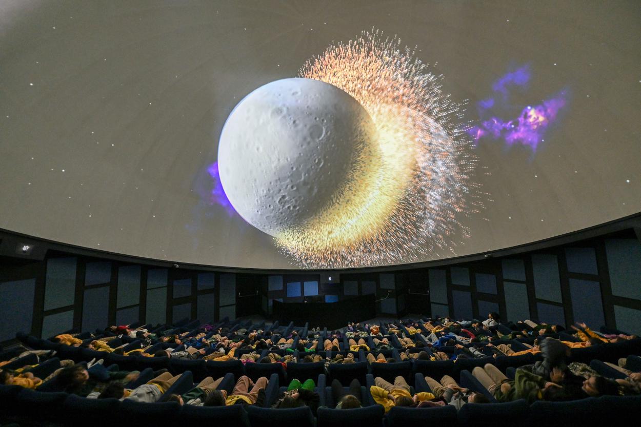 Mercan Bilim Merkezi’nde Yer Alan Planetaryum İle Çocuklar Evreni Keşfediyor